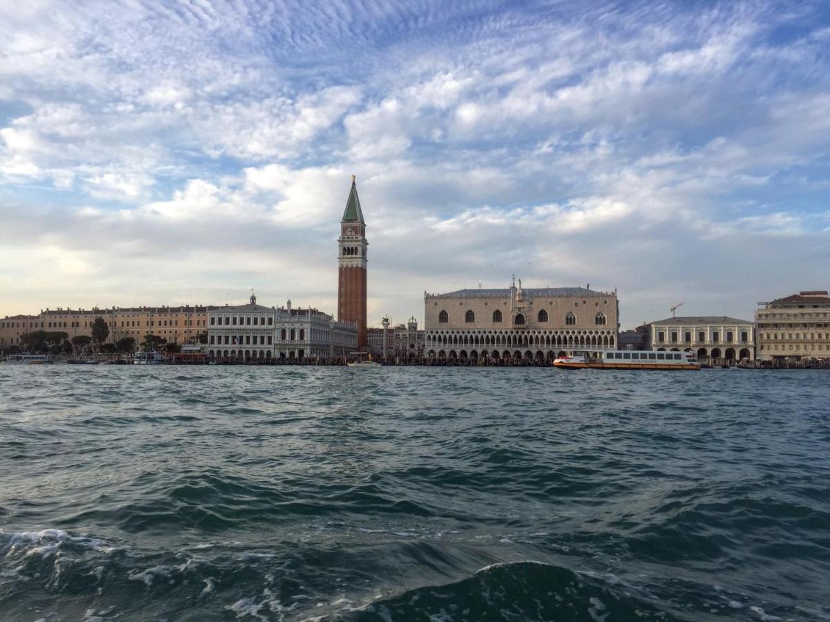 Red Tower Venice Apartment - 2 Mins From Vce Airport- Free Wifi Tessera Exterior foto